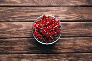 Bir tabakta taze kırmızı frenk üzümü. 