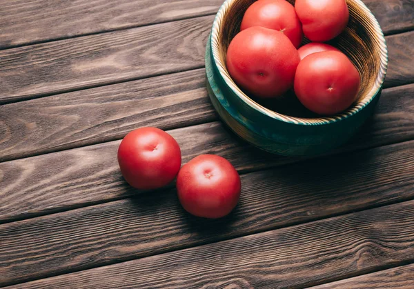 Fresh tomatoes in a wooden bowl. — Stock Photo, Image
