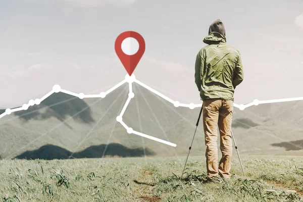 Explorador homem em pé na frente da rota com localização pino GPS em — Fotografia de Stock