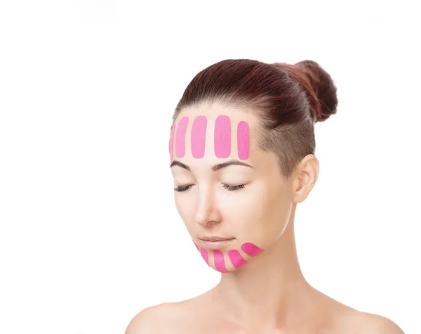 Donna con nastri di kinesio sulla fronte e sul mento, procedura di bellezza . — Foto Stock