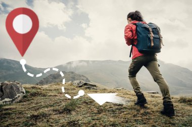 Backpacker genç kadın gidiyor yukarı üzerinde dağ için GPS Rota.