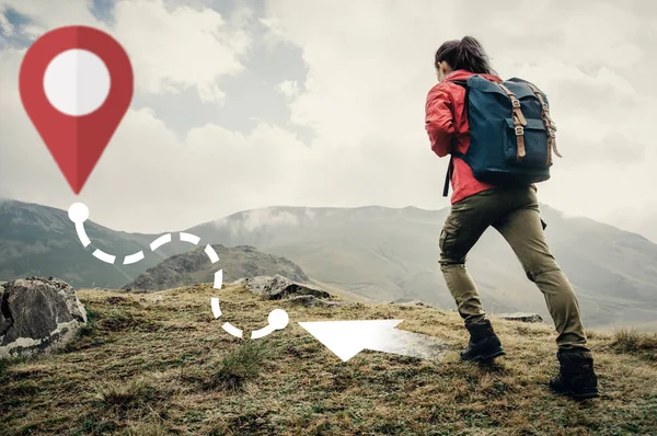 Backpacker giovane donna che sale in montagna per percorso GPS . — Foto Stock