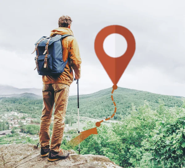 Hiker man standing on cliff and scheme of track with location pi — Stock Photo, Image