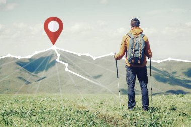 Yolu ile rota önünde Hiker adam ayakta yer GPS pin PE