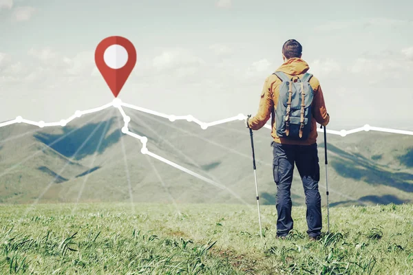 Uomo escursionista in piedi di fronte al percorso con la posizione pin GPS su pe — Foto Stock