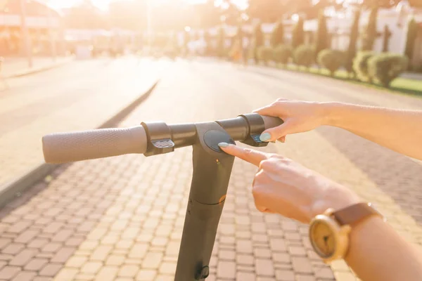 View of female hand turning on or off the electric scooter. — Stock Photo, Image