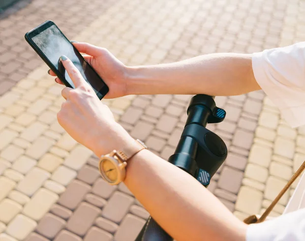 Vrouw texting bericht op smartphone terwijl staan met een uitverkoren — Stockfoto