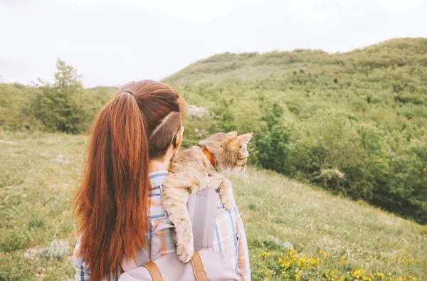 夏に猫と一緒に自然の上を歩く女性. — ストック写真