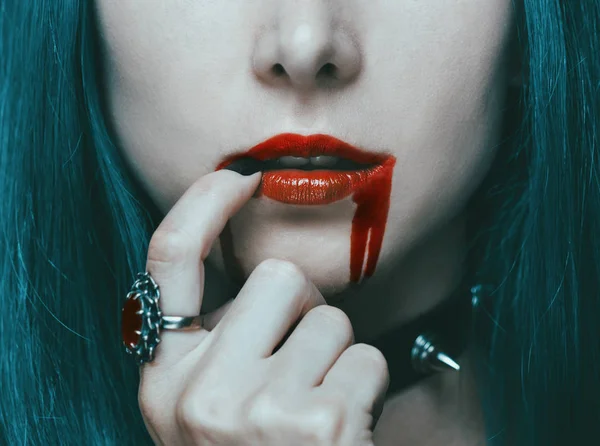 Schöne Vampirfrau mit roten Lippen im Blut. — Stockfoto