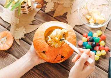 Cadılar Bayramı için jack-o-fener balkabağı hazırlayan kadın.