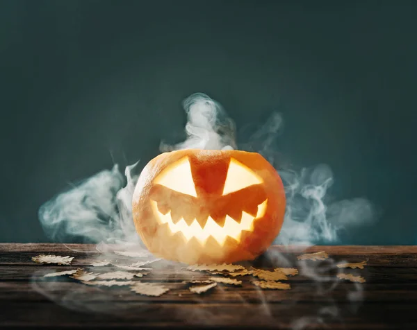 Halloween jack-o-lantern pumpkin with smoke. — Stock Photo, Image