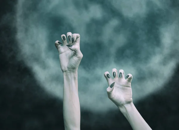 달의 배경에 죽은 사람의 무서운 손. — 스톡 사진