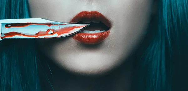 Μαχαίρι στο αίμα κοντά στα κόκκινα χείλη της γυναίκας. — Φωτογραφία Αρχείου