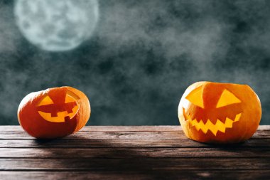 Karanlık gecede iki Halloween jack-o-fener kabaklar.