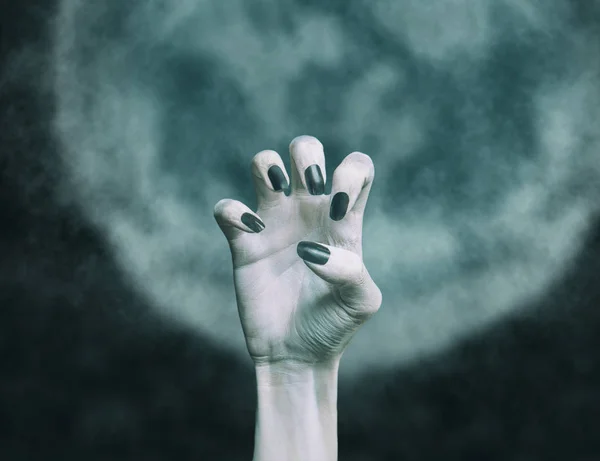 Hand med svarta naglar av döda ZOMBIEMAN. — Stockfoto