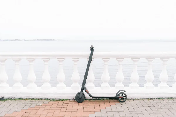 海の前の堤防の電動スクーター. — ストック写真