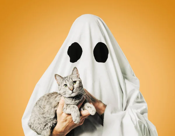 Niedliches weißes Gespenst mit einer Katze auf gelbem Hintergrund. — Stockfoto