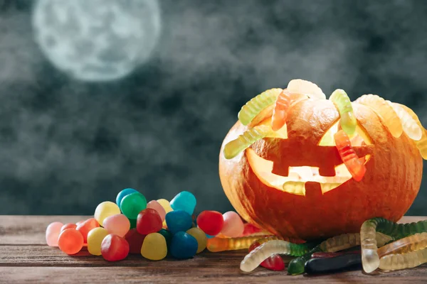 Кошелек или жизнь корзина тыквы с красочными конфеты в Хэллоуин — стоковое фото