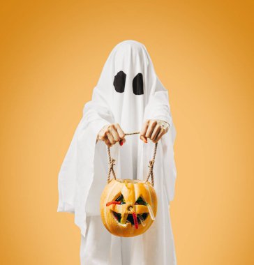 Beyaz hayalet balkabağı sepetinde şeker veriyor, Cadılar Bayramı 'nda.