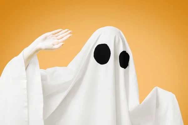Halloween niedliches weißes Gespenst winkt eine Hand. — Stockfoto
