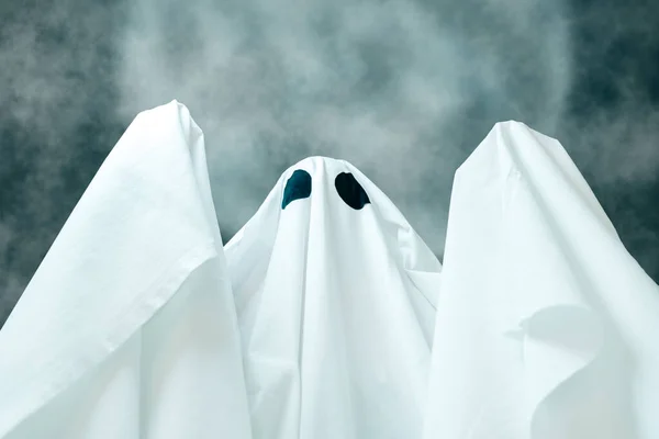 Fantasma branco assustador na noite de Halloween . — Fotografia de Stock