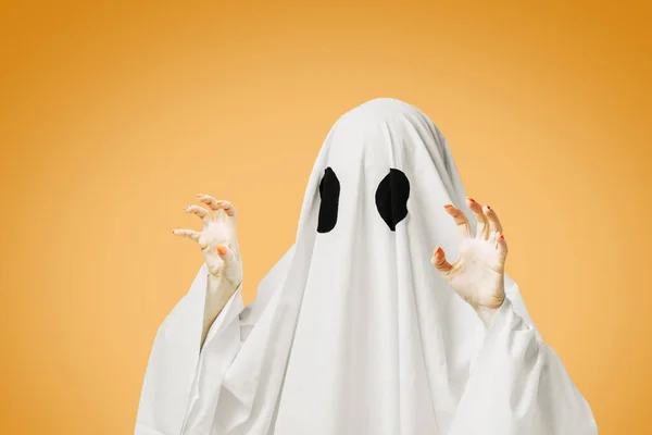 Fantasma blanco lindo con gesto espeluznante en Halloween . — Foto de Stock