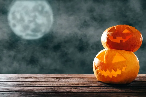 Dwie szczęśliwe dynie Jack-o-latarnia w noc Halloween. — Zdjęcie stockowe