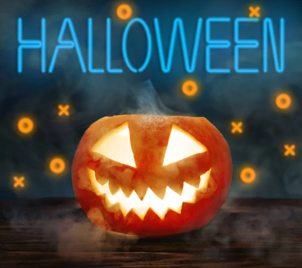 Jack-o-lantaarn pompoen met rook en neon teken Halloween. — Stockfoto