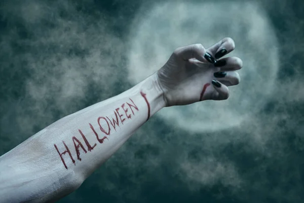 Krvavé nápisy Halloween na mrtvé paži. — Stock fotografie