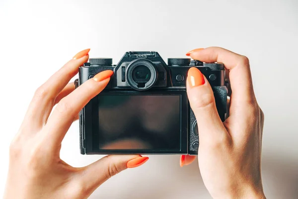 Mãos femininas usando câmera fotográfica digital . — Fotografia de Stock