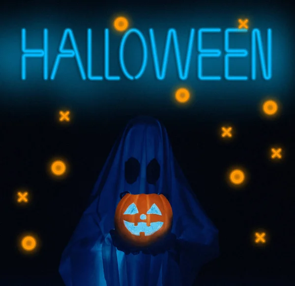 Weißes Gespenst mit Kürbis und Leuchtreklame halloween. — Stockfoto