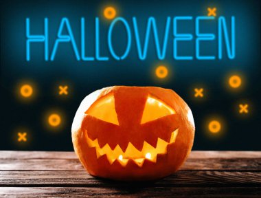 Yanan mum ve neon ışıklı balkabağı Cadılar Bayramı