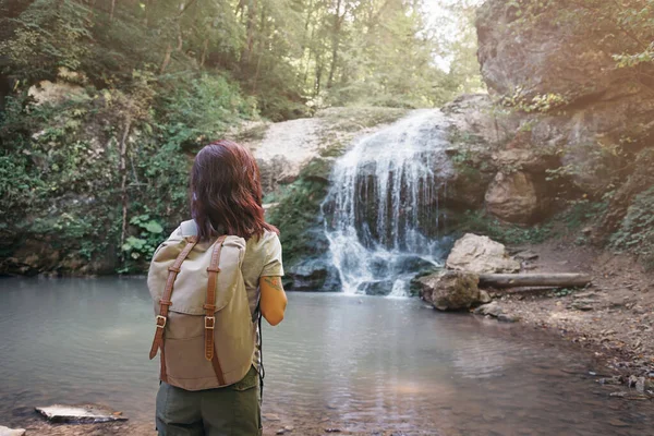 Viajante mochileiro menina desfrutando vista da cachoeira . — Fotografia de Stock