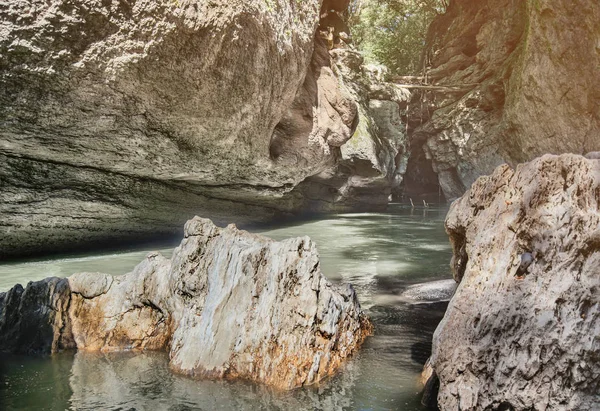 Adygea 、 Hadzhokh峡谷、狭い岩の峡谷と川. — ストック写真