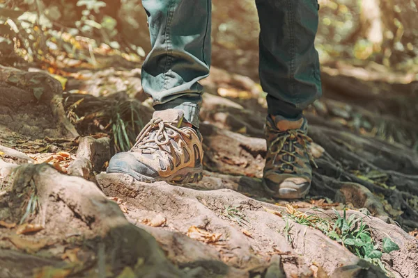 Samičí nohy pěší turistika v podzimním lese venkovní. — Stock fotografie