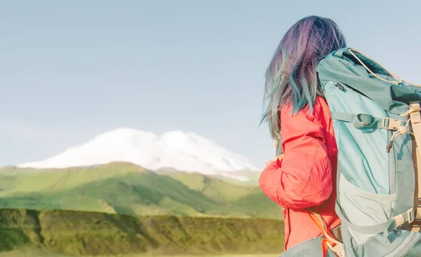 Unrecognizable Hiker Young Woman Backpack Looking Mountain Elbrus Summer Outdoor — Stock Photo, Image