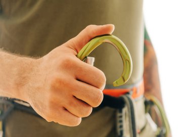 Tırmanışçı sporcu eli ve kanca karabinasıyla yakın plan..