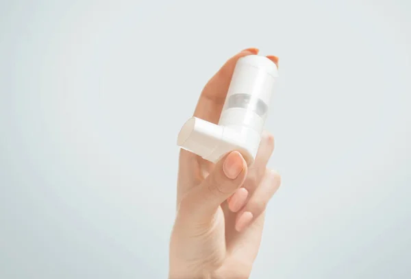 Frau Mit Medizinischem Spray Inhalator Gegen Asthmaanfall Auf Grauem Hintergrund — Stockfoto
