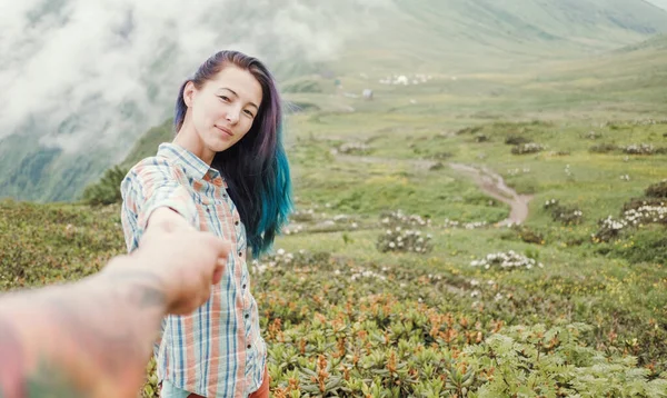Mavi Saçlı Erkek Eli Tutan Yaz Dağlarında Kameraya Bakan Güzel — Stok fotoğraf