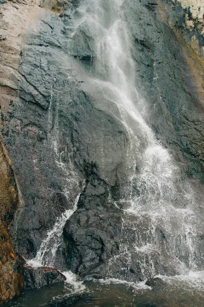 Ruscello Montagna Che Scorre Sulla Parete Rocciosa — Foto Stock