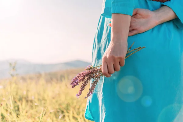 Nerozpoznatelná Žena Relaxující Kyticí Divokých Květin Létě Zelená Tráva Louka — Stock fotografie