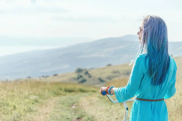 Mavi Saçlı Güzel Bir Kız Yazın Bisiklet Sürüyor Açık Havada — Stok fotoğraf