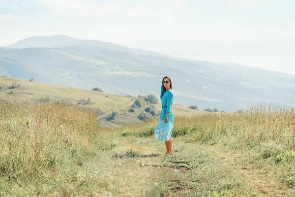 Hermosa Joven Con Vestido Azul Caminando Por Camino Rural Prado — Foto de Stock