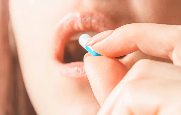 Γυναίκα Που Παίρνει Ένα Φάρμακο Καψακίου Κοντινό Πλάνο Του Στόματος — Φωτογραφία Αρχείου