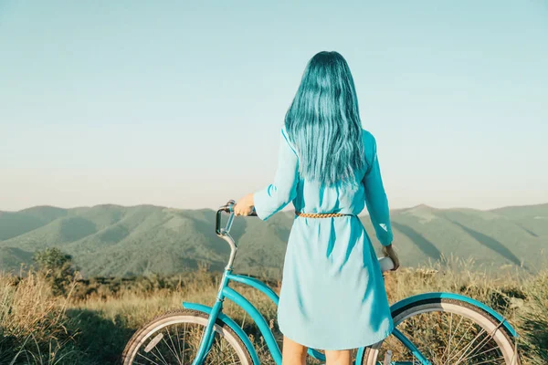 Stylish Woman Blue Hair Standing Bicycle Front Mountain Ridge Summer — Stock Photo, Image