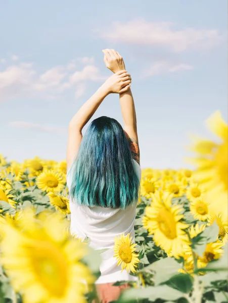 Задний Вид Счастливой Девушки Голубыми Волосами Расслабляющий Поднятыми Руками Цветущем — стоковое фото