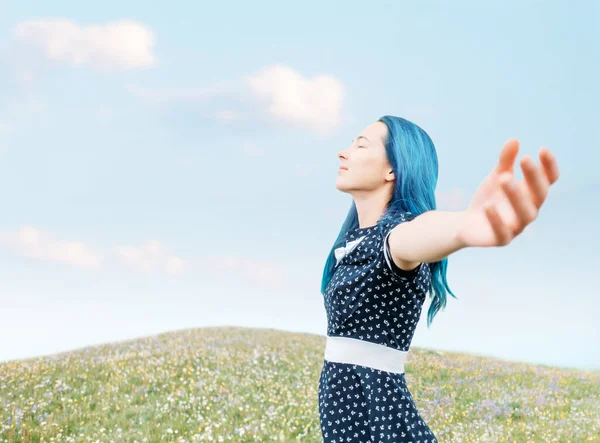 Glückliches Blaues Haar Junge Frau Kleid Entspannt Mit Erhobenen Armen — Stockfoto