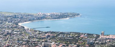 Gelendzhik, Rusya, 29 Nisan 2020: Yazın Karadeniz Körfezi 'nde şehir tatil beldesi ve kalın pelerin manzarası.