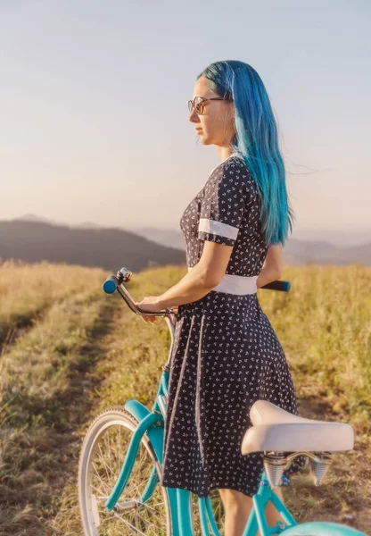 Beautiful Girl Blue Hair Standing Bicycle Summer Green Grass Meadow — Stock Photo, Image