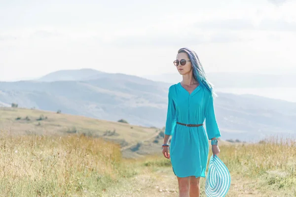 Romantische Junge Frau Mit Blauen Haaren Kleid Und Sonnenbrille Spaziert — Stockfoto